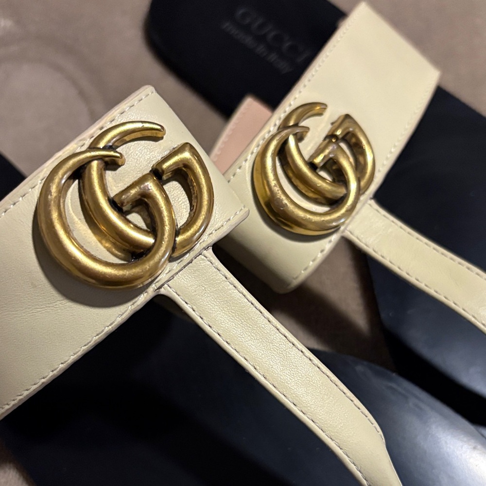 Gucci Women's Sandals with Cream Strap and Black Sole - Picture 2 of 7